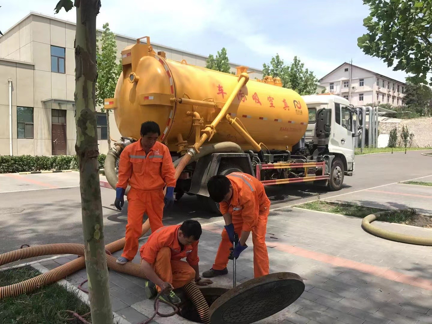 都江堰管道疏通车停在窨井附近