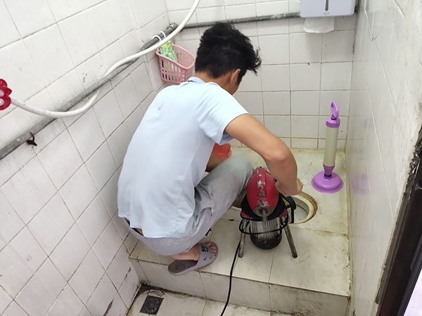都江堰管道堵塞冒臭气 专业师傅现场解决问题