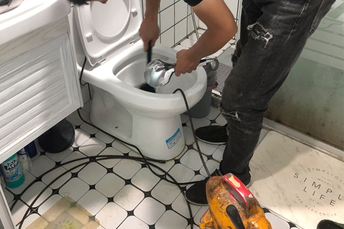 都江堰马桶堵塞自己疏通还是找师傅?专业上门服务让你省时更省心